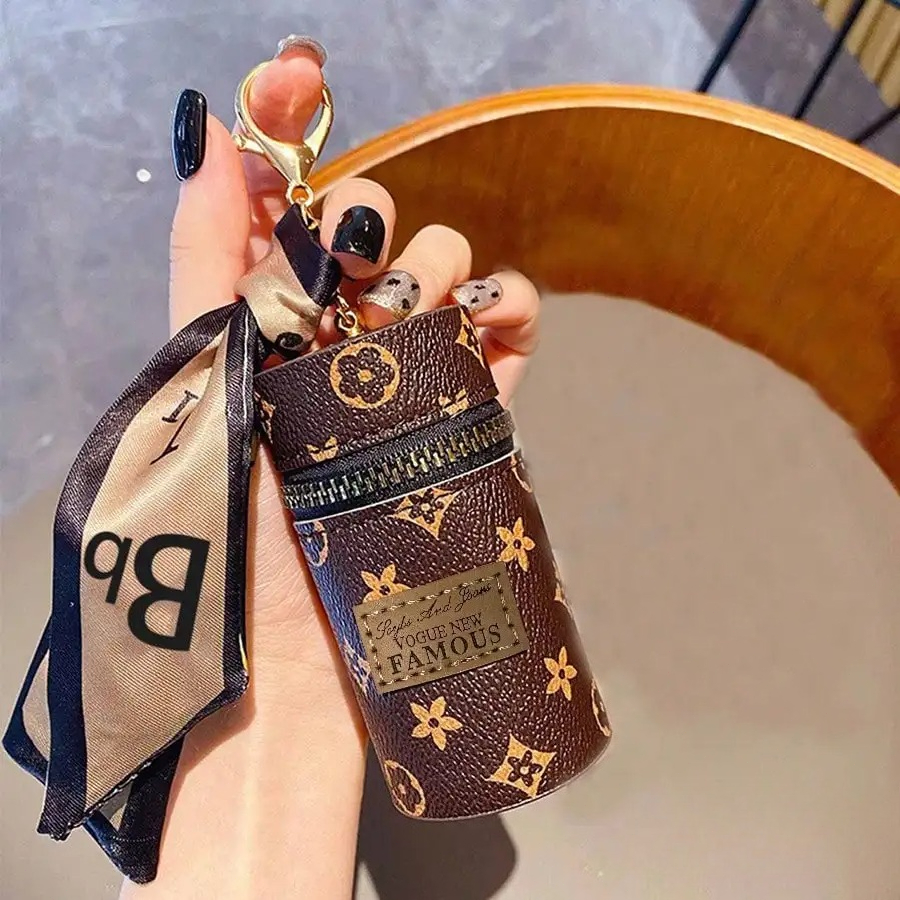 Monogram Keychain Leather - حافظة أحمر شفاه أسطوانية بنمط مونوغرام