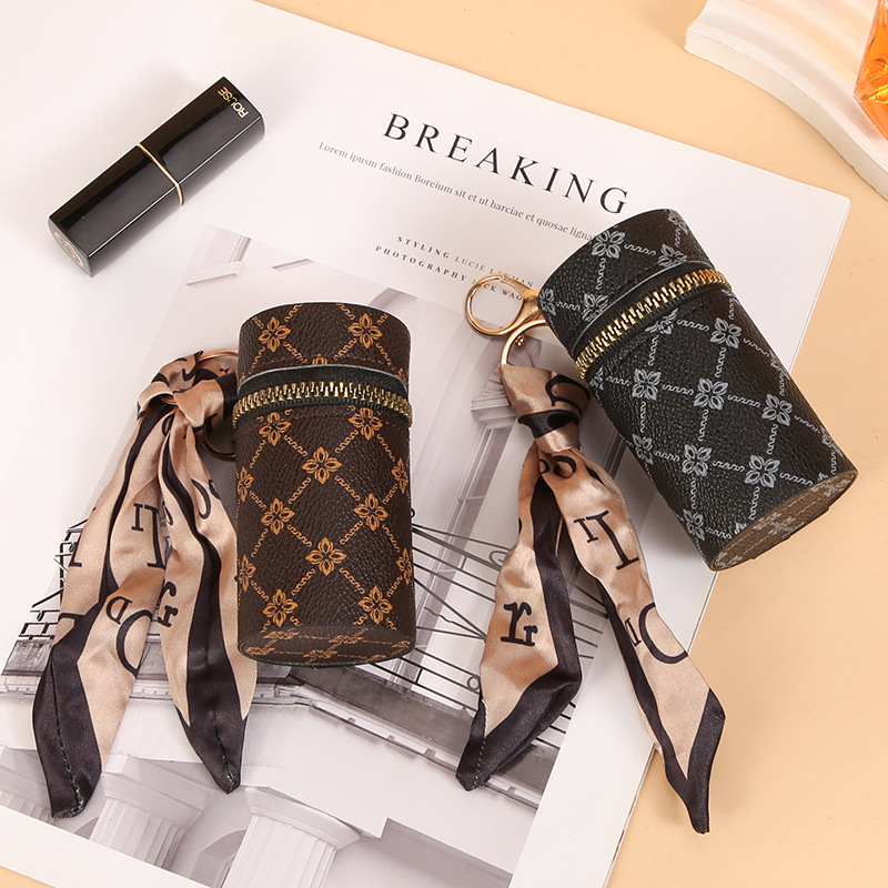 سلسلة مفاتيح أحمر الشفاه بنمط  - مراجعة Monogram Keychain Leather وسعره