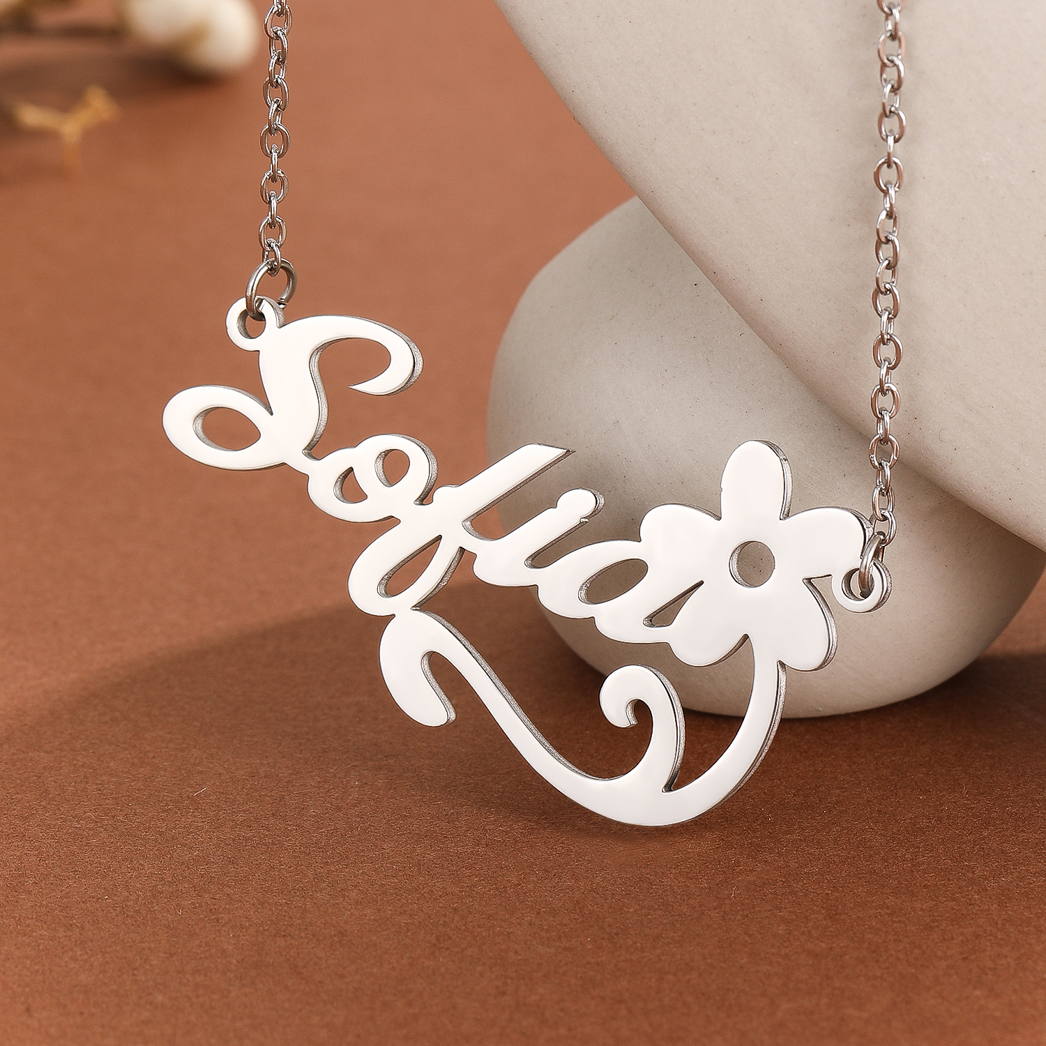 قلادة بدلاية بحروف زهرة للنساء - مراجعة Name Necklace Custom وسعره