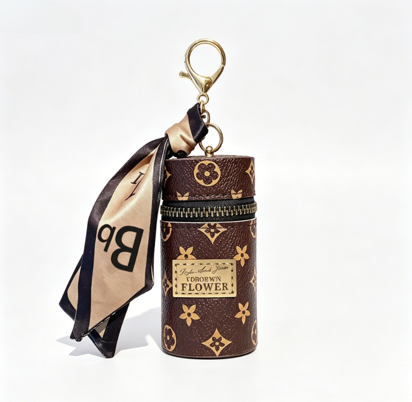 حافظة أحمر شفاه أسطوانية بنمط  - مراجعة Monogram Keychain Leather وسعره
