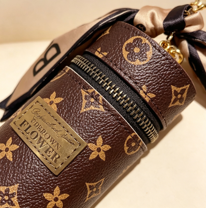 حافظة أحمر شفاه أسطوانية بنمط  - مراجعة Monogram Keychain Leather وسعره