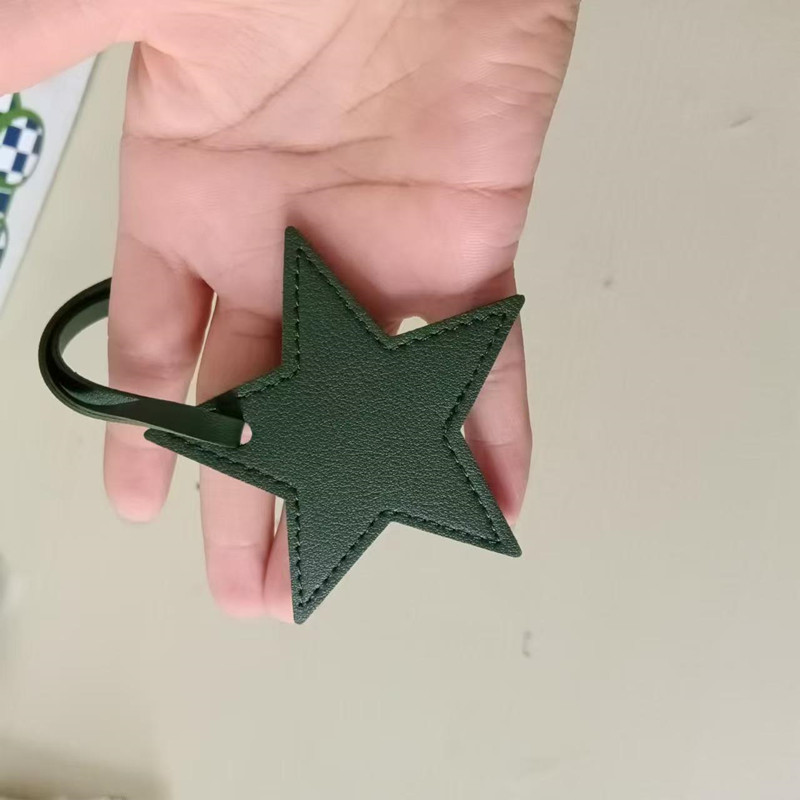 الأحرف الأولى الحرة نجمة خماسي - مراجعة Monogram Keychain Leather وسعره